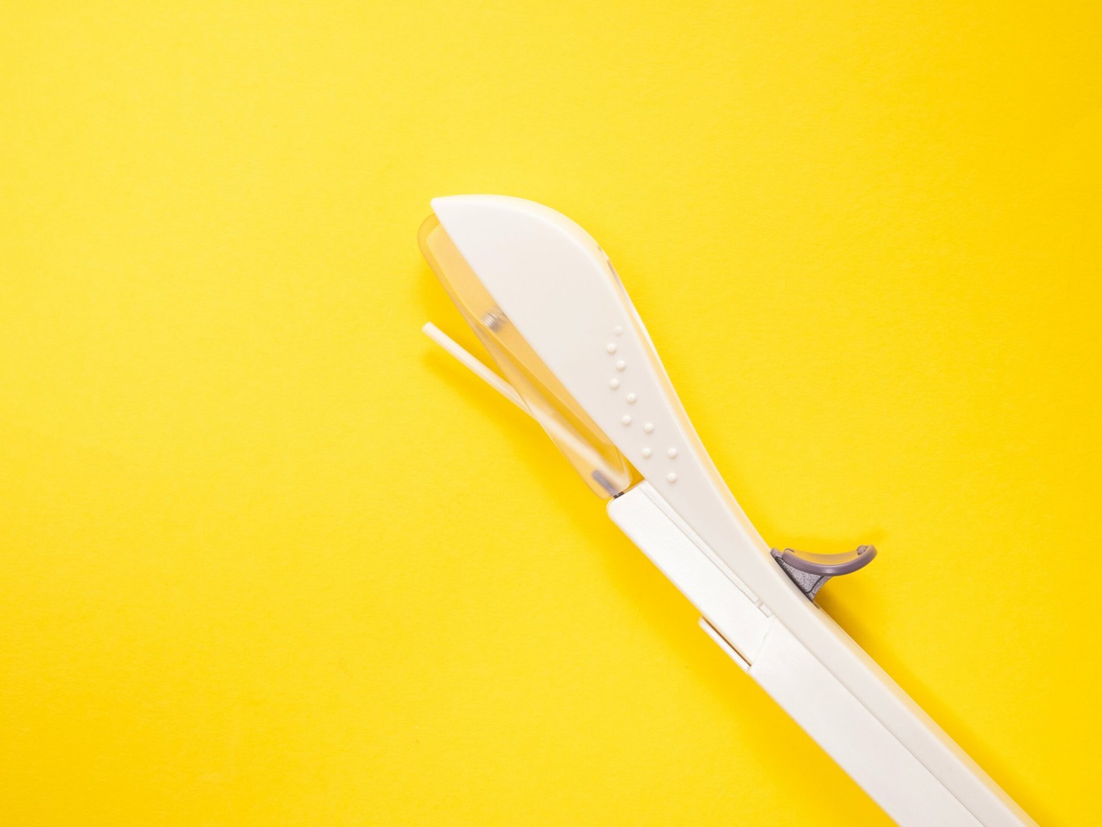 Imagem de um dispositivo contraceptivo Implanon utilizado para controle de natalidade.